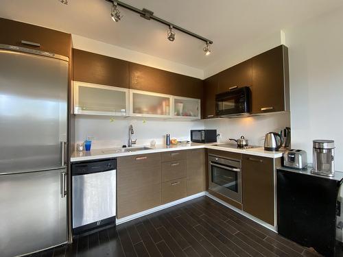 205 13380 108 Avenue, Surrey, BC - Indoor Photo Showing Kitchen