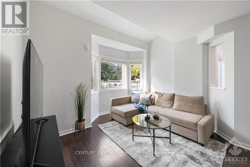 548 Wild Shore Crescent, Ottawa, ON - Indoor Photo Showing Living Room