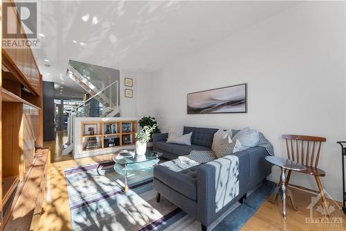 15 Garland Street, Ottawa, ON - Indoor Photo Showing Living Room