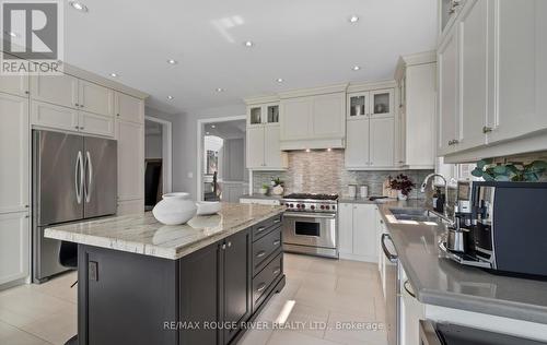 21 Verdi Road, Richmond Hill, ON - Indoor Photo Showing Kitchen With Upgraded Kitchen