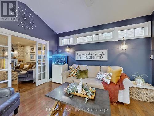 1633 Charles Street, Whitby (Port Whitby), ON - Indoor Photo Showing Living Room