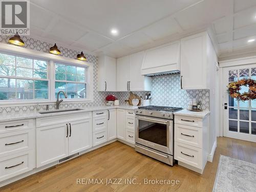 1633 Charles Street, Whitby (Port Whitby), ON - Indoor Photo Showing Kitchen With Upgraded Kitchen