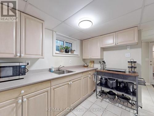 1633 Charles Street, Whitby (Port Whitby), ON - Indoor Photo Showing Kitchen