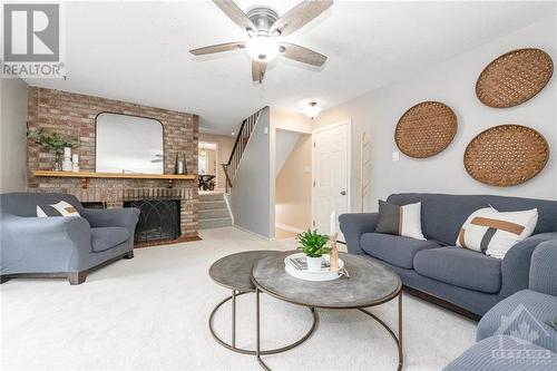 111 Bourbon Street, Ottawa, ON - Indoor Photo Showing Living Room