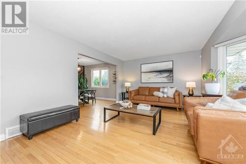 111 Bourbon Street, Ottawa, ON - Indoor Photo Showing Living Room