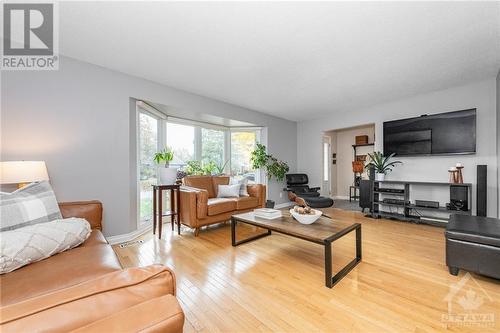 111 Bourbon Street, Ottawa, ON - Indoor Photo Showing Living Room