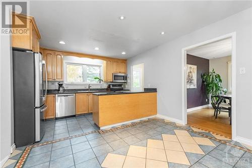 111 Bourbon Street, Ottawa, ON - Indoor Photo Showing Kitchen