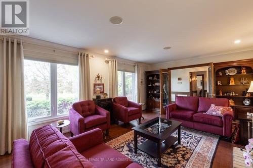 9565 Oxbow Drive, Middlesex Centre, ON - Indoor Photo Showing Living Room