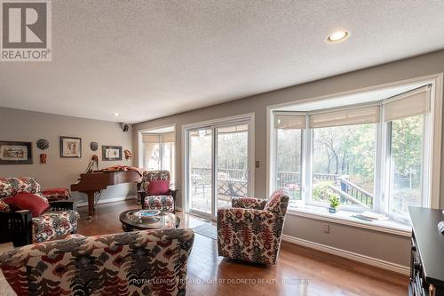 9565 Oxbow Drive, Middlesex Centre, ON - Indoor Photo Showing Living Room