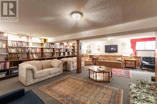 9565 Oxbow Drive, Middlesex Centre, ON - Indoor Photo Showing Living Room