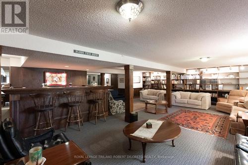 9565 Oxbow Drive, Middlesex Centre, ON - Indoor Photo Showing Living Room