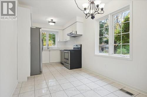 2481 Stefi Trail, Oakville, ON - Indoor Photo Showing Kitchen