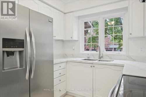 2481 Stefi Trail, Oakville, ON - Indoor Photo Showing Kitchen