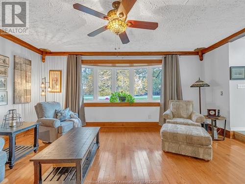 607 County Rd 2, Lakeshore, ON - Indoor Photo Showing Living Room