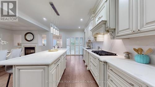 341 Bathurst Glen Drive, Vaughan, ON - Indoor Photo Showing Kitchen With Upgraded Kitchen