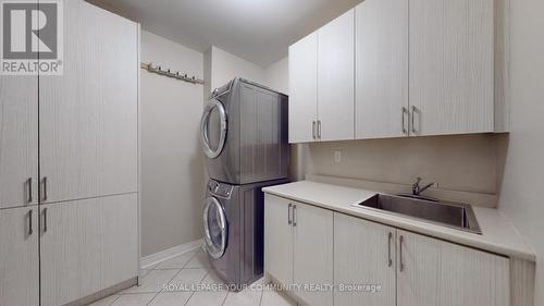 341 Bathurst Glen Drive, Vaughan, ON - Indoor Photo Showing Laundry Room