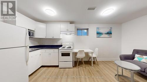 341 Bathurst Glen Drive, Vaughan, ON - Indoor Photo Showing Kitchen