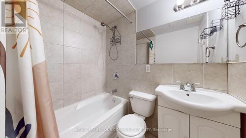 341 Bathurst Glen Drive, Vaughan, ON - Indoor Photo Showing Bathroom