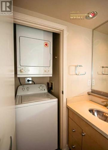 1403 1003 Burnaby Street, Vancouver, BC - Indoor Photo Showing Laundry Room