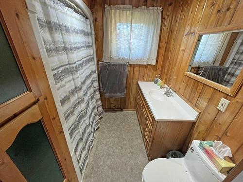 40 Clergue Street, Kakabeka Falls, ON - Indoor Photo Showing Bathroom