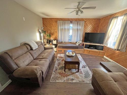 40 Clergue Street, Kakabeka Falls, ON - Indoor Photo Showing Living Room