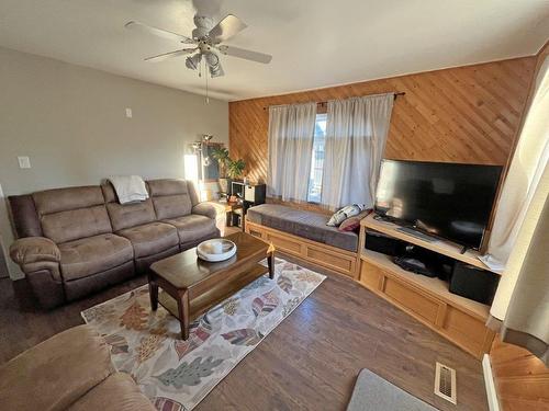 40 Clergue Street, Kakabeka Falls, ON - Indoor Photo Showing Living Room