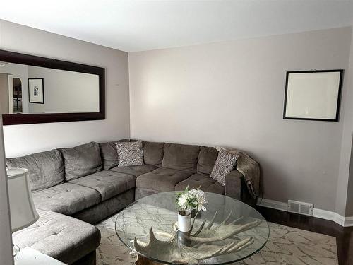 158 Balsam Street, Thunder Bay, ON - Indoor Photo Showing Living Room