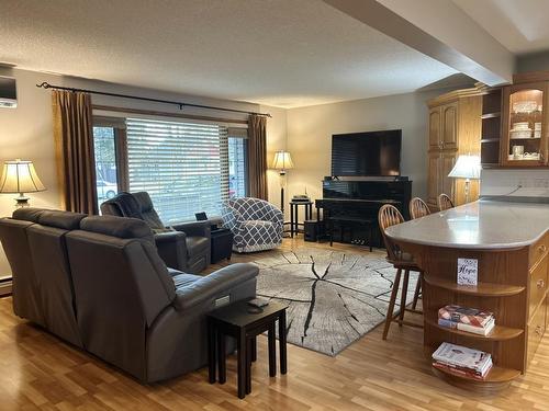 806 Armit Avenue, Fort Frances, ON - Indoor Photo Showing Living Room