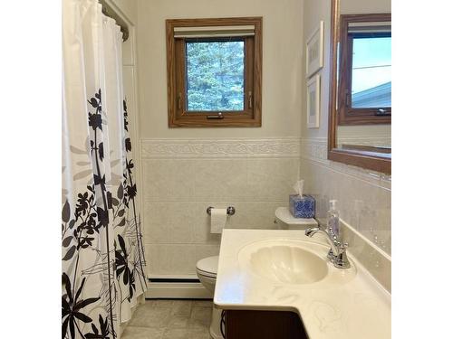 806 Armit Avenue, Fort Frances, ON - Indoor Photo Showing Bathroom