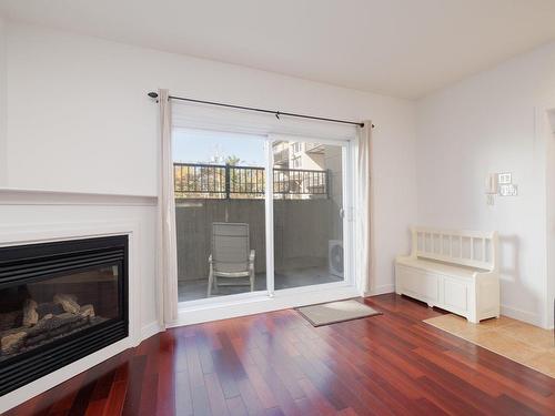 Salon - 2-512 Rue Valois, Vaudreuil-Dorion, QC - Indoor Photo Showing Living Room With Fireplace