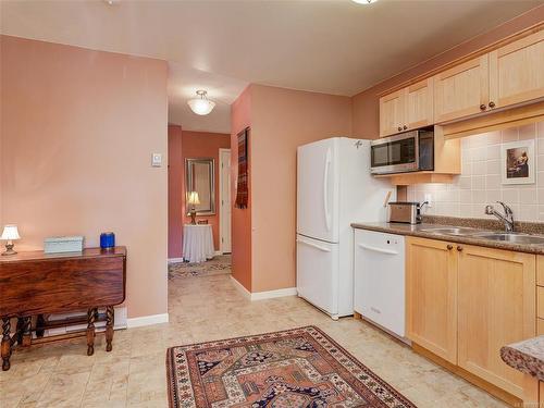 201-920 Park Blvd, Victoria, BC - Indoor Photo Showing Kitchen With Double Sink