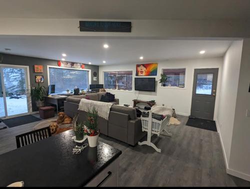 789 Shuswap River Drive, Lumby, BC - Indoor Photo Showing Living Room