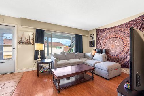 20-3807 32 Avenue, Vernon, BC - Indoor Photo Showing Living Room