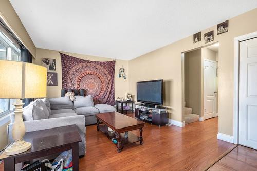 20-3807 32 Avenue, Vernon, BC - Indoor Photo Showing Living Room