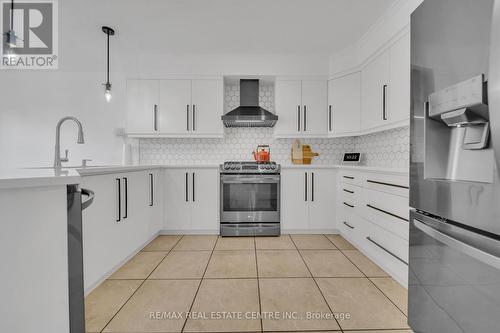 15 Yarrow Court, Kitchener, ON - Indoor Photo Showing Kitchen With Upgraded Kitchen