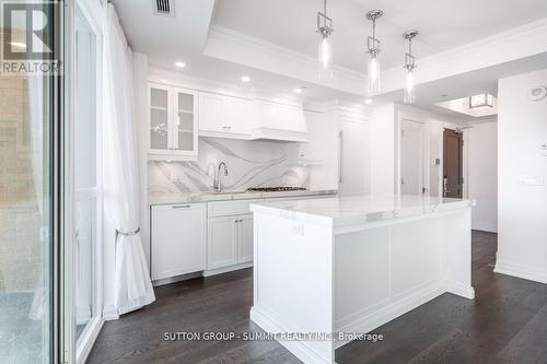 404 - 2060 Lakeshore Road, Burlington, ON - Indoor Photo Showing Kitchen