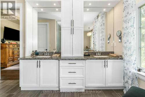 4454 North Valley Lane, Severn, ON - Indoor Photo Showing Bathroom