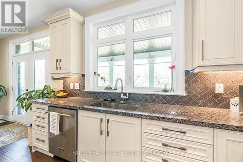 4454 North Valley Lane, Severn, ON - Indoor Photo Showing Kitchen With Upgraded Kitchen