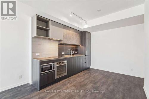 1809 - 1000 Portage Parkway S, Vaughan, ON - Indoor Photo Showing Kitchen