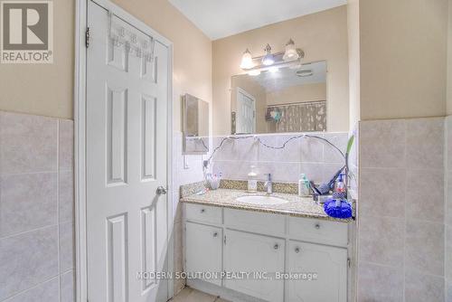 142 Mill Street N, Brampton, ON - Indoor Photo Showing Bathroom