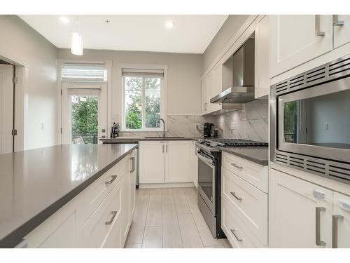 32 21150 76A Avenue, Langley, BC - Indoor Photo Showing Kitchen With Upgraded Kitchen