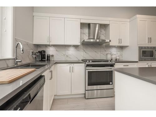 32 21150 76A Avenue, Langley, BC - Indoor Photo Showing Kitchen With Stainless Steel Kitchen With Double Sink With Upgraded Kitchen