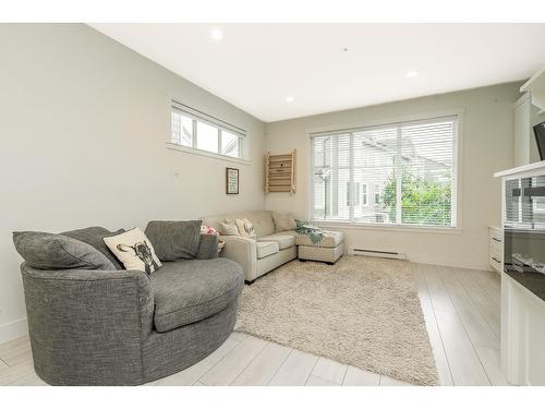 32 21150 76A Avenue, Langley, BC - Indoor Photo Showing Living Room