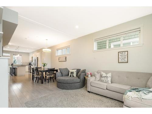 32 21150 76A Avenue, Langley, BC - Indoor Photo Showing Living Room