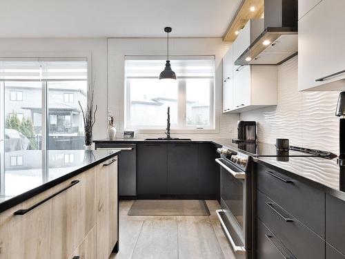 Cuisine - 1851 Rue Henri-Blaquière, Chambly, QC - Indoor Photo Showing Kitchen With Upgraded Kitchen