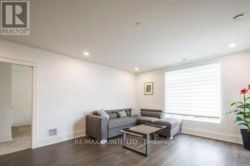 407 - 17 Cleave Avenue, Prince Edward County (Picton), ON - Indoor Photo Showing Living Room