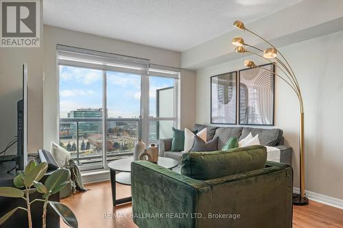 1007 - 30 Herons Hill Way, Toronto, ON - Indoor Photo Showing Living Room