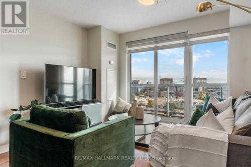 1007 - 30 Herons Hill Way, Toronto, ON - Indoor Photo Showing Living Room