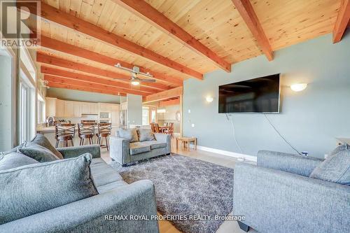 28 Goodman Road, Kawartha Lakes, ON - Indoor Photo Showing Living Room