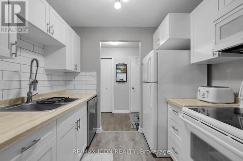 206 - 440 Wellington Street, St. Thomas, ON - Indoor Photo Showing Kitchen